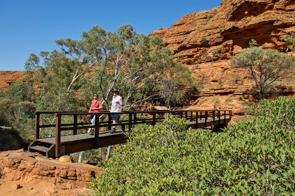 escursione a piedi per i visitatori a Kings Canyon Due escursionisti attraversano una passerella durante un'escursione a Kings Canyon