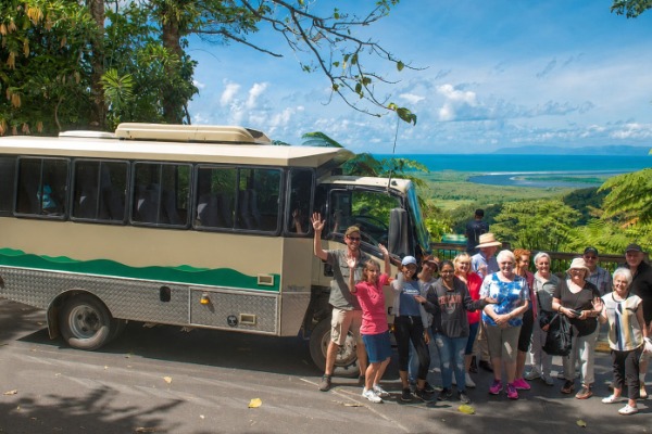 veicolo nel Parco Nazionale di Daintree passeggeri accanto al veicolo nel Parco Nazionale di Daintree