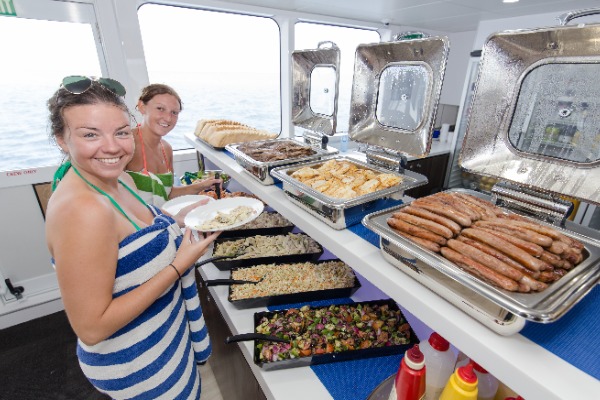 pranzo con grigliata a bordo Due donne che pranzano con una grigliata a bordo