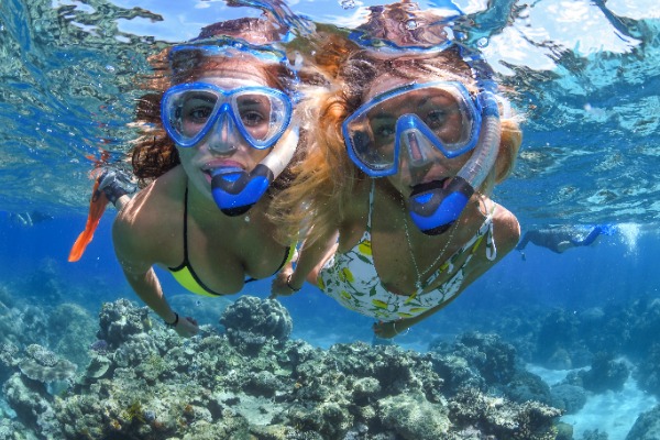 donne che fanno snorkeling Due donne che fanno snorkeling sulla barriera corallina