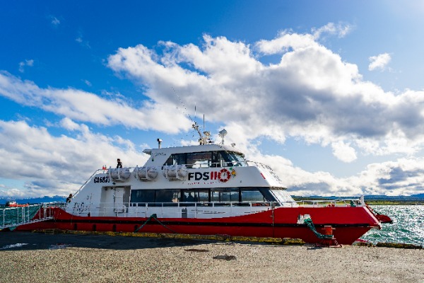 Turisti che si imbarcano a Puerto Bories per l'escursione ai ghiacciai Balmaceda e Serrano.