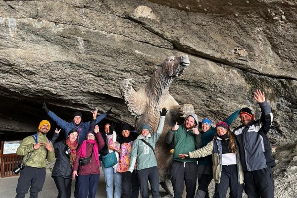 Grotta del Milodon persone all'ingresso della Grotta Milodon