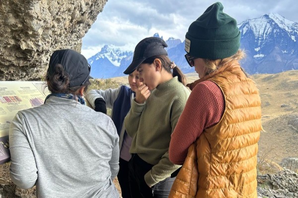 ragazze che guardano pitture rupestri