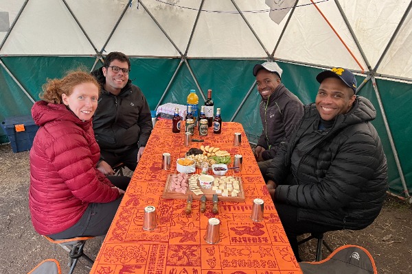colazione al campeggio pehoe gruppo che fa colazione al campeggio pehoe