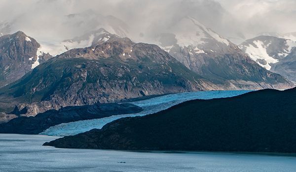 paesaggio del ghiacciaio grigio in riva al lago