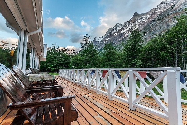 lettini sulla terrazza del rifugio grigio