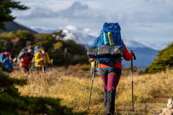 escursionista durante il trekking escursionista el trek el trek dientes de navarino