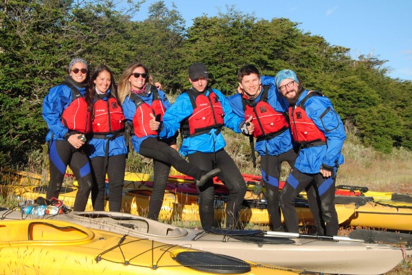 gruppo davanti ai kayak gruppo davanti ai kayak prima della partenza