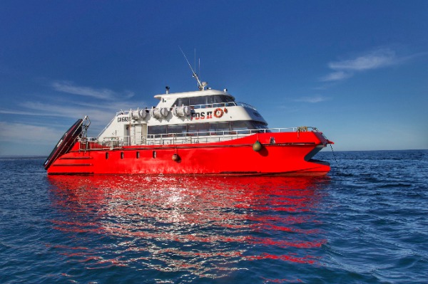 nave in navigazione attraverso lo Stretto di Magellano