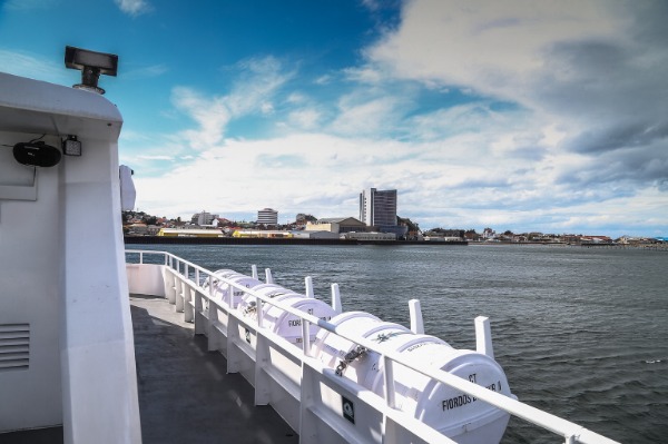 nave in partenza dal porto di Punta Arenas