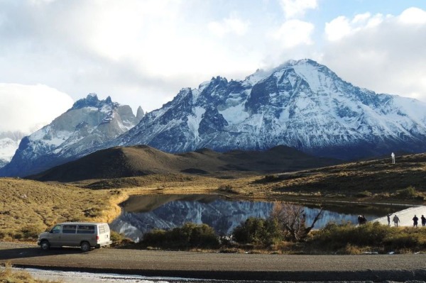 Torres del Paine veicolo fermo davanti a Torres del Paine