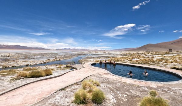 Turisti alle sorgenti termali di Polques Uyuni