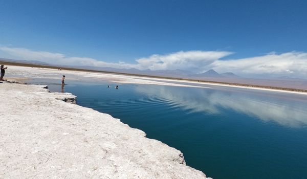 laguna di cejar persone che fanno il bagno nella laguna di Cejar