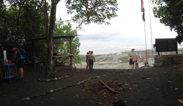 viaggiatori sulla spiaggia del Corcovado