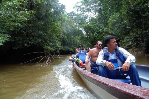 trasferimento del fiume cuyabeno in canoa guida e passeggeri in un trasferimento in canoa sul fiume Cuyabeno