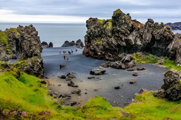 Spiaggia di Djúpalónssandur Foto della spiaggia di Djúpalónssandur che mostra le rocce, la sabbia e la spiaggia.