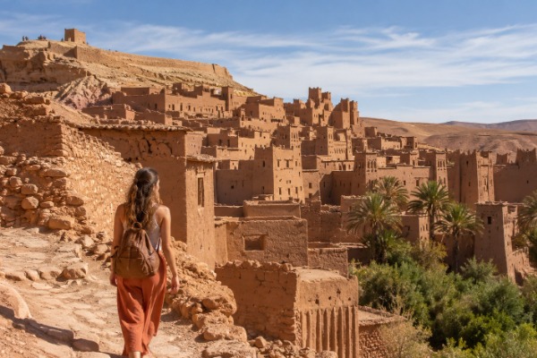 Ait Ben Haddou Turista in visita ad Ait Ben Haddou durante il tour da Fez a Marrakech