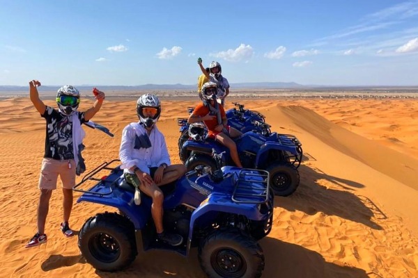 Escursione in quad tra le dune di Merzouga Viaggiatori in quad tra le dune dell’Erg Chebbi durante il percorso nel deserto di Merzouga