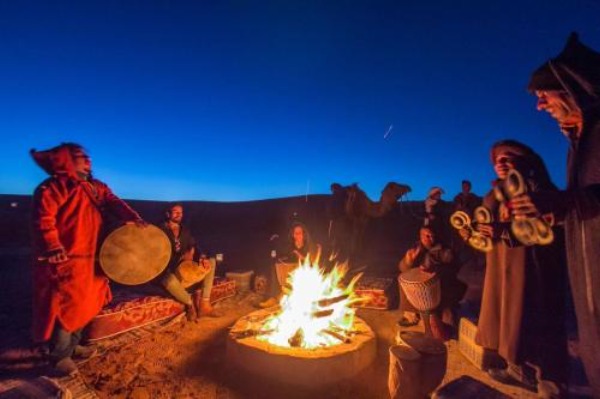 Festa berbera nel deserto di Merzouga Musica berbera attorno al falò nell'accampamento nel deserto di Merzouga