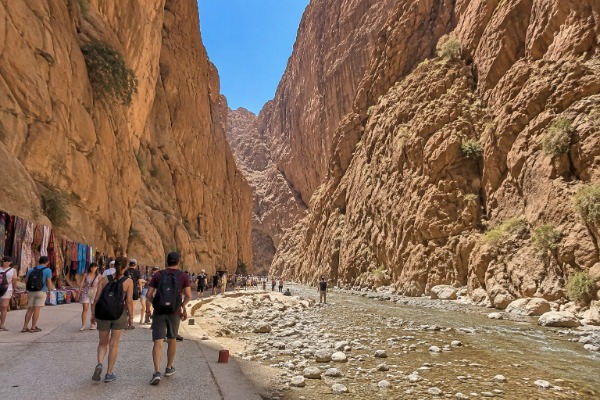 Turisti nelle gole del Todra Turisti che percorrono le gole del Todra durante l'escursione da Marrakech a Fez