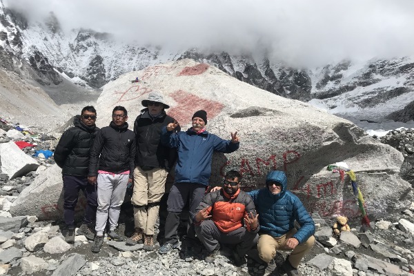 Trekker al campo base dell'Everest