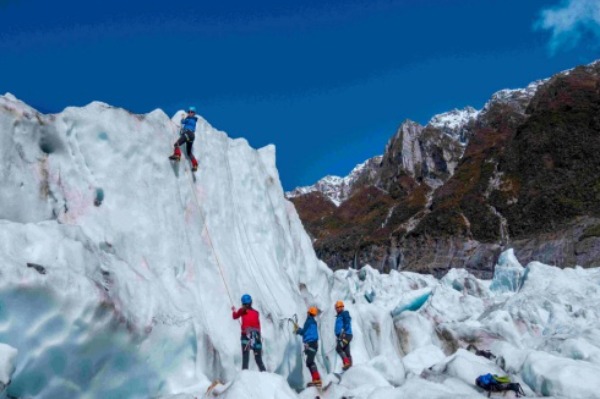 Gruppo di arrampicata sul ghiacciaio Fox