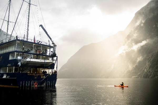 Crociera notturna in barca e kayak al tramonto nel Doubtful Sound