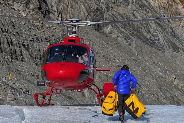 I viaggiatori salgono a bordo dell'elicottero per tornare al Monte Cook