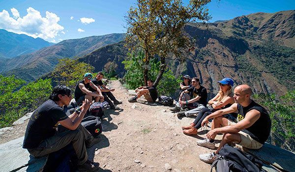 gruppo che si riposa sulla strada per Santa Rosa durante il trekking nella giungla Inca