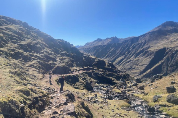 persone nella valle di lares