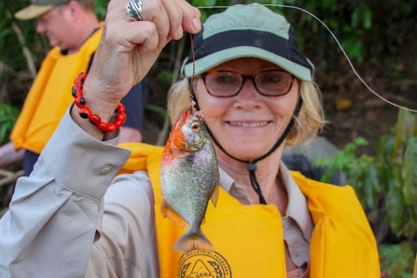 donna che pesca i piranha
