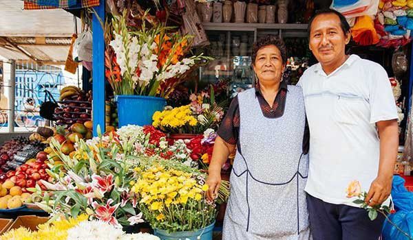 venditori di fiori al mercato tradizionale di Puerto Maldonado