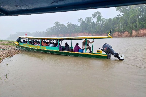 In barca sul fiume Madre de Dios Barca con viaggiatori in navigazione lungo il fiume Madre de Dios a Puerto Maldonado
