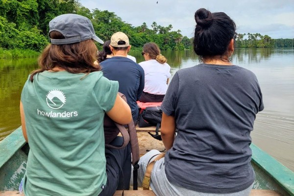 Gruppo di donne che viaggiano in canoa nella giungla amazzonica di Puerto Maldonado Viaggio in canoa nella foresta amazzonica