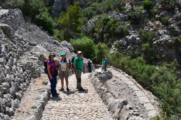 Sentiero acciottolato della gola di Biniaraix nella Serra de Tramuntana escursionisti che percorrono la gola del Barranco de Biniaraix sul percorso del GR221 Mallorca