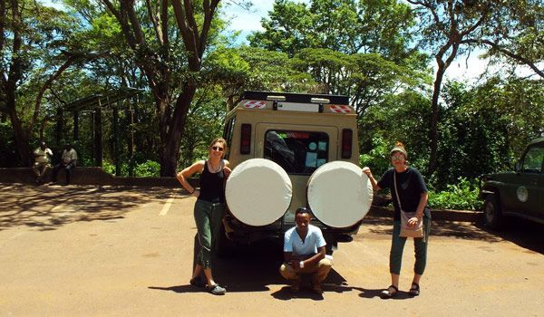 viaggiatrici e guida con safari in jeep