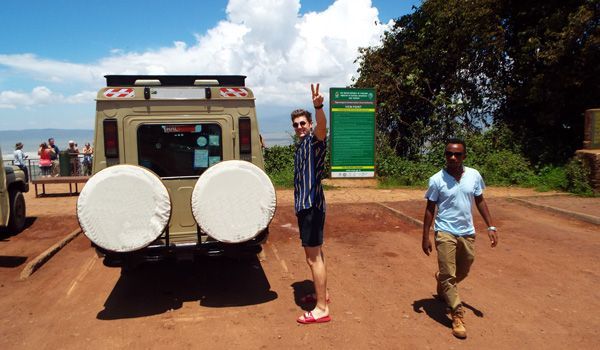 viaggiatore e guida insieme alla jeep privata per l'escursione giornaliera a ngorongoro
