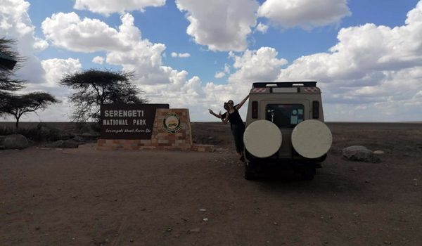 viaggiatori in jeep all'ingresso del serengeti