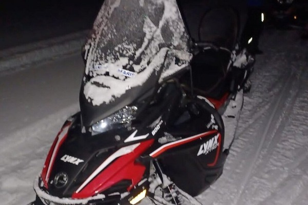 motoslitta coperta di neve su una strada di Rovaniemi