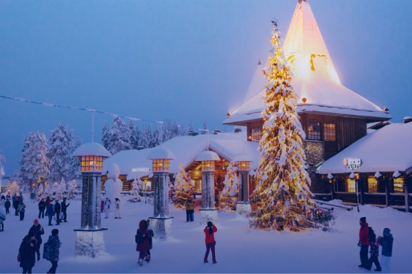 persone che camminano nel Circolo Polare Artico a Rovaniemi