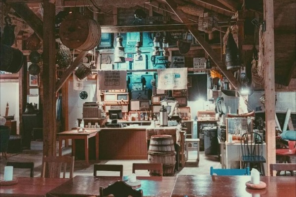 museo a vapore all'interno del museo a vapore con manufatti di pesca e tavoli e sedie per rilassarsi.