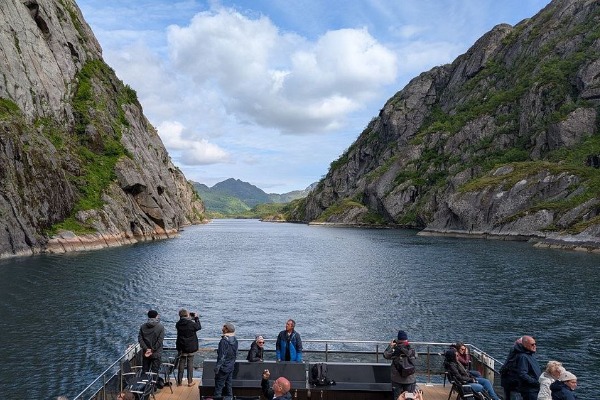 navigazione verso il Trollfjord persone sul ponte esterno della barca silenziosa che osservano il paesaggio e navigano verso il Trollfjord
